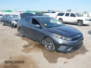2024 Kia Forte LXS z VIN 3KPF24AD9RE821423, wystawiony jako IAAI lot #41880349 z przebiegiem 28 154 mil mil oraz . Historia ofert i sprzedaży dostępna na DreamBid. Obrazek 1.
