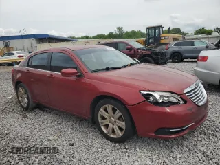 2013 Chrysler 200 Touring z VIN 1C3CCBBB4DN577755, wystawiony jako Copart lot #55904845 z przebiegiem 138 423 mil mil oraz Szkoda całkowita • Salvage title. Historia ofert i sprzedaży dostępna na DreamBid. Obrazek 4.