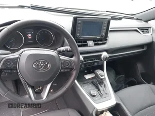 2022 Toyota RAV4 Hybrid SE z VIN 4T3T6RFV9NU070229, wystawiony jako IAAI lot #42565070 z przebiegiem 21 901 mil mil oraz . Historia ofert i sprzedaży dostępna na DreamBid. Obrazek 21.
