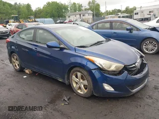 2013 Hyundai Elantra GLS z VIN KMHDH4AE8DU758688, wystawiony jako IAAI lot #42333010 z przebiegiem 276 726 mil mil oraz . Historia ofert i sprzedaży dostępna na DreamBid. Obrazek 1.