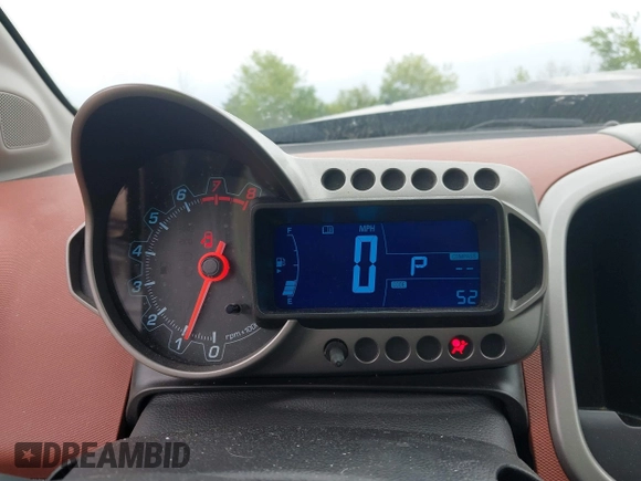 2015 Chevrolet Sonic LT z VIN 1G1JC5SH5F4158047, wystawiony jako IAAI lot #42387058 z przebiegiem 106 997 mil mil oraz . Historia ofert i sprzedaży dostępna na DreamBid. Obrazek 7.