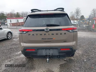 2023 Nissan Pathfinder SV z VIN 5N1DR3BD7PC267357, wystawiony jako IAAI lot #41995557 z przebiegiem 39 603 mil mil oraz . Historia ofert i sprzedaży dostępna na DreamBid. Obrazek 17.