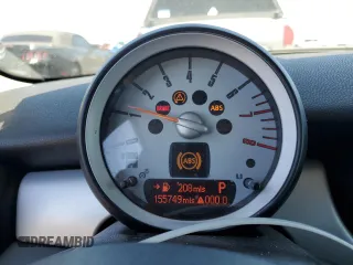 2008 MINI Hardtop z VIN WMWMF33518TT66193, wystawiony jako Copart lot #65858675 z przebiegiem 155 749 mil mil oraz Czysty tytuł • Clean title. Historia ofert i sprzedaży dostępna na DreamBid. Obrazek 9.