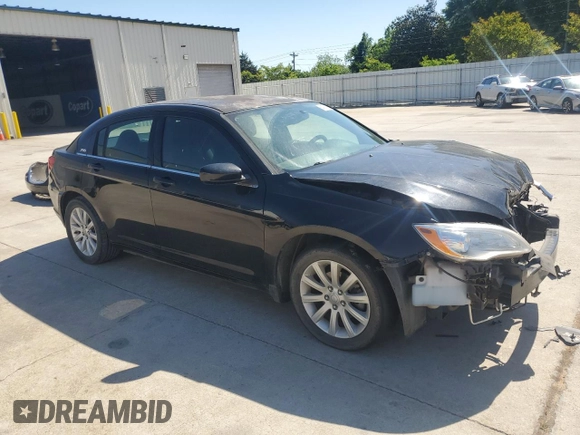2014 Chrysler 200 Touring z VIN 1C3CCBBB2EN192454, wystawiony jako Copart lot #54772005 z przebiegiem 120 893 mil mil oraz Szkody całkowita. Historia ofert i sprzedaży dostępna na DreamBid. Obrazek 4.
