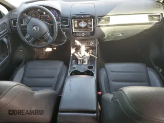 2012 Volkswagen Touareg Sport с VIN WVGFF9BP6CD001833, выставлен на аукционе Copart как лот 54188355 с пробегом 126 272 миль миль и Чистый • Clean title. История ставок и продаж доступна на DreamBid. Изображение 8.