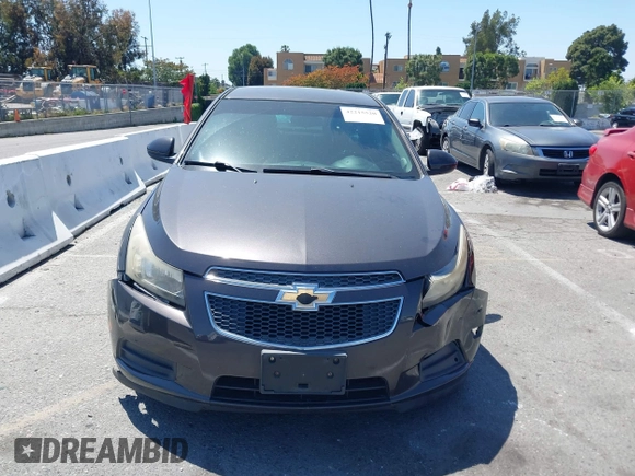 2014 Chevrolet Cruze 1LT z VIN 1G1PC5SB5E7154437, wystawiony jako IAAI lot #42215520 z przebiegiem 152 834 mil mil oraz . Historia ofert i sprzedaży dostępna na DreamBid. Obrazek 13.