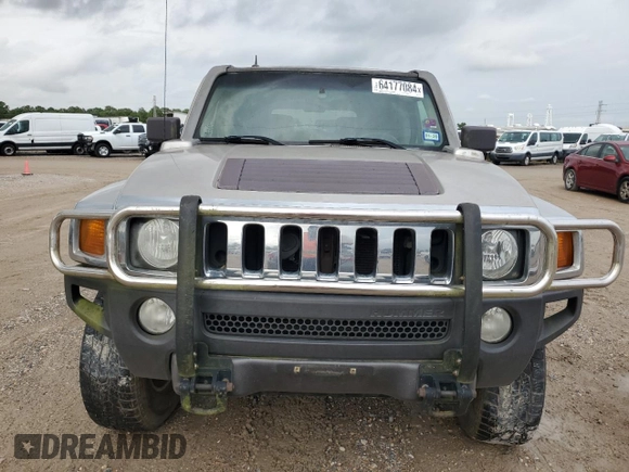 2006 Hummer H3 z VIN 5GTDN136368181140, wystawiony jako Copart lot #64177084 z przebiegiem 106 022 mil mil oraz Tytuł czysty. Historia ofert i sprzedaży dostępna na DreamBid. Obrazek 5.
