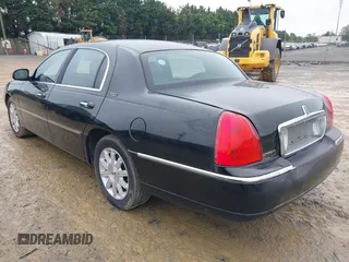 2010 Lincoln Town Car Signature Limited z VIN 2LNBL8CV0AX752950, wystawiony jako IAAI lot #42381722 z przebiegiem 127 200 mil mil oraz . Historia ofert i sprzedaży dostępna na DreamBid. Obrazek 3.