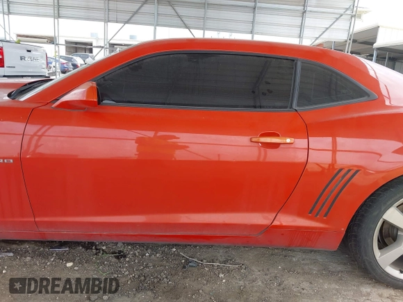 2011 Chevrolet Camaro 1LT z VIN 2G1FB1ED2B9157424, wystawiony jako IAAI lot #42063035 z przebiegiem 135 796 mil mil oraz . Historia ofert i sprzedaży dostępna na DreamBid. Obrazek 14.