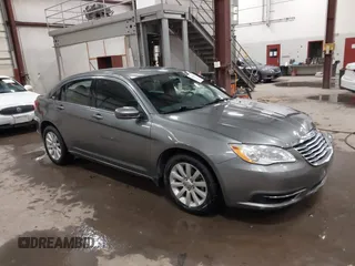 2012 Chrysler 200 Touring z VIN 1C3CCBBB7CN171046, wystawiony jako IAAI lot #41635053 z przebiegiem 106 152 mil mil oraz . Historia ofert i sprzedaży dostępna na DreamBid. Obrazek 1.