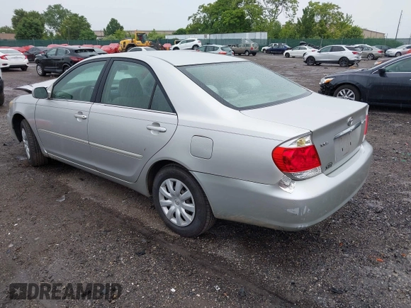 2005 Toyota Camry STD z VIN 4T1BE32K45U562005, wystawiony jako IAAI lot #42354477 z przebiegiem 205 193 mil mil oraz . Historia ofert i sprzedaży dostępna na DreamBid. Obrazek 3.