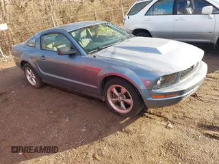 2005 Ford Mustang Deluxe z VIN 1ZVFT80N855137996, wystawiony jako IAAI lot #41872426 z przebiegiem 174 484 mil mil oraz . Historia ofert i sprzedaży dostępna na DreamBid. Obrazek 1.