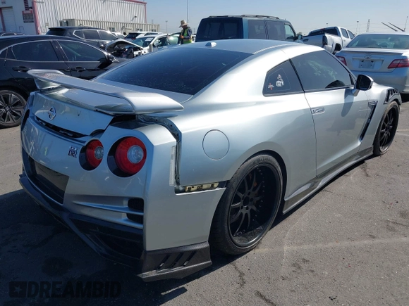 2009 Nissan GT-R Premium z VIN JN1AR54F79M250219, wystawiony jako IAAI lot #41964474 z przebiegiem 77 677 mil mil oraz . Historia ofert i sprzedaży dostępna na DreamBid. Obrazek 4.