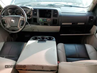 2007 Chevrolet Silverado 1500 1LT with VIN 3GCEC13J07G523824, listed as a Copart auction lot 85211794 with 304,461 mi miles and Salvage Title. Bid and sale history available at DreamBid. Image 8.