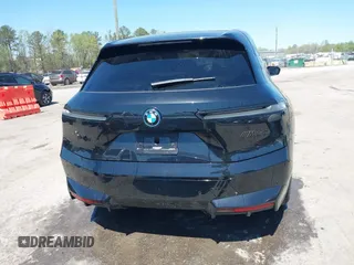 2024 BMW iX M60 z VIN WB533CF06RCN40621, wystawiony jako IAAI lot #42005612 z przebiegiem 11 051 mil mil oraz . Historia ofert i sprzedaży dostępna na DreamBid. Obrazek 16.