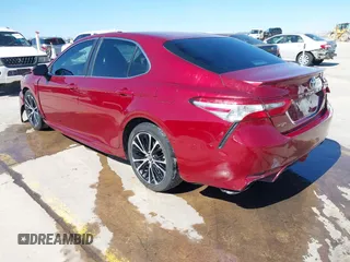 2018 Toyota Camry LE z VIN 4T1B11HK9JU583160, wystawiony jako IAAI lot #41707215 z przebiegiem 134 214 mil mil oraz . Historia ofert i sprzedaży dostępna na DreamBid. Obrazek 3.