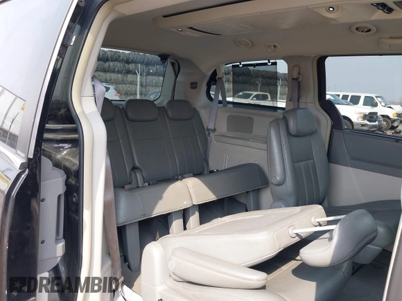2008 Chrysler Town & Country Touring z VIN 2A8HR54P48R765302, wystawiony jako IAAI lot #42487816 z przebiegiem 128 761 mil mil oraz . Historia ofert i sprzedaży dostępna na DreamBid. Obrazek 8.
