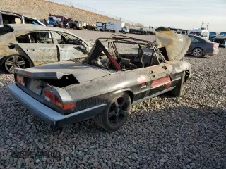 1988 Alfa Romeo Spider z VIN ZARBA5585J1058172, wystawiony jako Copart lot #79445664 z przebiegiem Nie podano mil oraz Nie do naprawy • Non repairable. Historia ofert i sprzedaży dostępna na DreamBid. Obrazek 3.