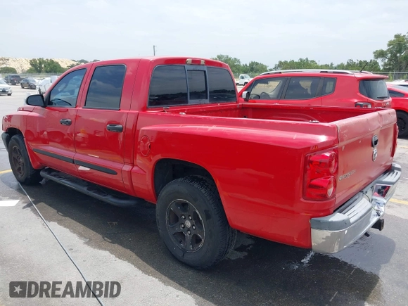 2005 Dodge Dakota SLT z VIN 1D7HE48N65S209630, wystawiony jako IAAI lot #42409822 z przebiegiem 224 849 mil mil oraz . Historia ofert i sprzedaży dostępna na DreamBid. Obrazek 3.