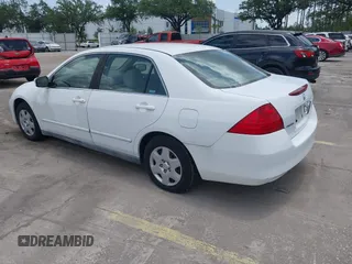 2007 Honda Accord LX z VIN 1HGCM56427A190270, wystawiony jako IAAI lot #42448302 z przebiegiem 145 180 mil mil oraz . Historia ofert i sprzedaży dostępna na DreamBid. Obrazek 3.