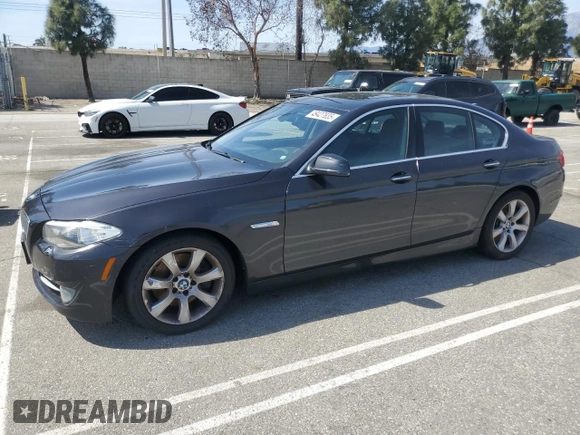 2011 BMW 5 Series 550i z VIN WBAFR9C5XBC618310, wystawiony jako Copart lot #49427835 z przebiegiem 84 936 mil mil oraz Szkoda całkowita • Salvage title. Historia ofert i sprzedaży dostępna na DreamBid. Obrazek 1.