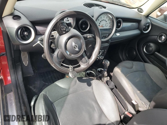 2011 MINI Hardtop S z VIN WMWSV3C50BTY10844, wystawiony jako Copart lot #54342145 z przebiegiem 86 825 mil mil oraz Szkody całkowita. Historia ofert i sprzedaży dostępna na DreamBid. Obrazek 8.