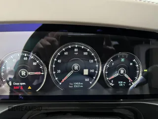 2022 Rolls-Royce Ghost Black Badge z VIN SCATD6C09NU209759, wystawiony jako IAAI lot #42301155 z przebiegiem 5631 mil mil oraz . Historia ofert i sprzedaży dostępna na DreamBid. Obrazek 7.