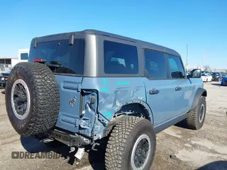 2024 Ford Bronco Badlands z VIN 1FMEE9BP2RLA26774, wystawiony jako IAAI lot #41756285 z przebiegiem 5875 mil mil oraz . Historia ofert i sprzedaży dostępna na DreamBid. Obrazek 4.