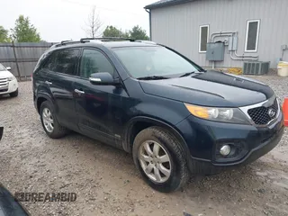 2013 Kia Sorento LX z VIN 5XYKTDA22DG334215, wystawiony jako IAAI lot #42395896 z przebiegiem 114 724 mil mil oraz . Historia ofert i sprzedaży dostępna na DreamBid. Obrazek 1.