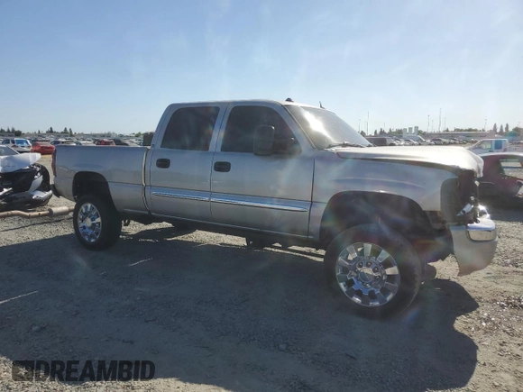 2005 GMC Sierra 2500HD SLE z VIN 1GTHK23205F973907, wystawiony jako Copart lot #57699575 z przebiegiem 229 412 mil mil oraz Szkoda całkowita • Salvage title. Historia ofert i sprzedaży dostępna na DreamBid. Obrazek 4.