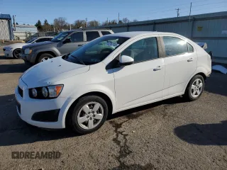 2013 Chevrolet Sonic LS z VIN 1G1JA5SG5D4224316, wystawiony jako Copart lot #52167745 z przebiegiem 149 647 mil mil oraz Szkoda całkowita • Salvage title. Historia ofert i sprzedaży dostępna na DreamBid. Obrazek 1.