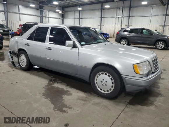 1995 Mercedes-Benz E 320 with VIN WDBEA32E2SC168493, listed as a Copart auction lot 82365704 with 102,066 mi miles and Salvage Title. Bid and sale history available at DreamBid. Image 4.