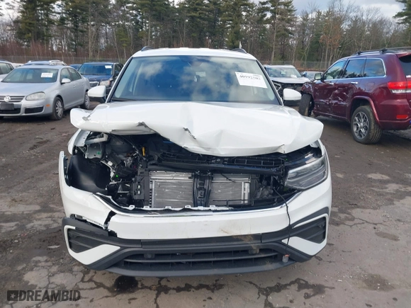 2024 Volkswagen Tiguan S with VIN 3VVRB7AXXRM146228, listed as a IAAI auction lot 40992502 with 2,392 mi miles. Bid and sale history available at carsss.com. Image 12.