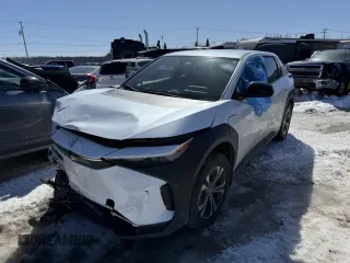 2023 Toyota bZ4X XLE z VIN JTMAAAAA8PA019107, wystawiony jako Copart lot #51908925 z przebiegiem 49 484 mil mil oraz Szkoda całkowita • Salvage title. Historia ofert i sprzedaży dostępna na DreamBid. Obrazek 1.