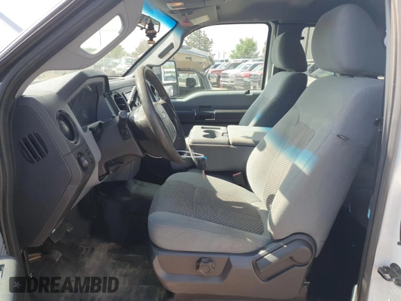 2011 Ford F-250 XL z VIN 1FT7X2BTXBEC55936, wystawiony jako Copart lot #61014275 z przebiegiem 199 882 mil mil oraz Czysty tytuł • Clean title. Historia ofert i sprzedaży dostępna na DreamBid. Obrazek 7.