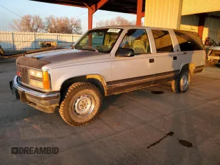 1993 GMC Suburban z VIN 1GKFK16KXPJ742708, wystawiony jako Copart lot #84293994 z przebiegiem 162 477 mil mil oraz Tytuł czysty. Historia ofert i sprzedaży dostępna na DreamBid. Obrazek 1.