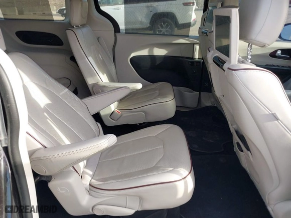 2017 Chrysler Pacifica Limited with VIN 2C4RC1GG7HR643163, listed as a IAAI auction lot 41877690 with 104,841 mi miles. Bid and sale history available at carsss.com. Image 8.