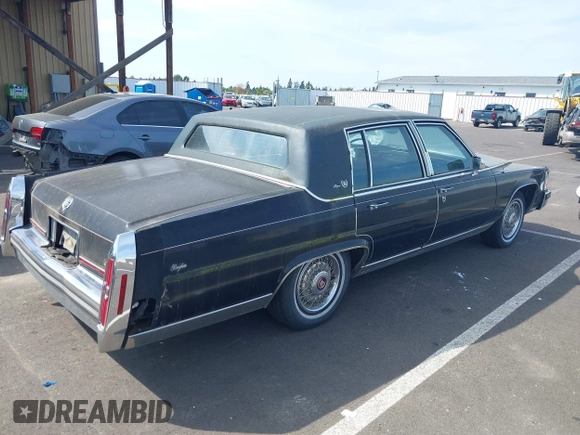 1987 Cadillac Brougham z VIN 1G6DW51Y0H9753376, wystawiony jako IAAI lot #42114437 z przebiegiem 69 484 mil mil oraz . Historia ofert i sprzedaży dostępna na DreamBid. Obrazek 4.