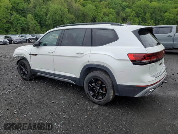 2024 Volkswagen Atlas Peak Edition SEL with VIN 1V2GR2CA7RC550827, listed as a Copart auction lot 55834155 with 1,608 mi miles and Salvage title. Bid and sale history available at DreamBid. Image 2.