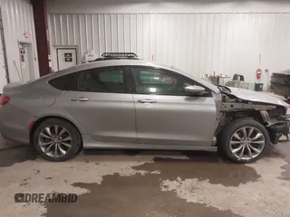 2015 Chrysler 200 S with VIN 1C3CCCDG0FN522916, listed as a IAAI auction lot 42048331 with 202,116 mi miles and . Bid and sale history available at carsss.com. Image 13.