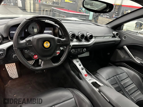 2016 Ferrari F12 z VIN ZFF74UFA2G0214140, wystawiony jako Copart lot #81488384 z przebiegiem 11 434 mil mil oraz Czysty tytuł • Clean title. Historia ofert i sprzedaży dostępna na DreamBid. Obrazek 9.