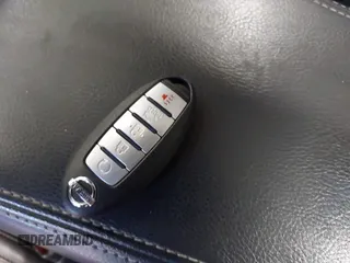 2018 Nissan Maxima SL z VIN 1N4AA6APXJC374220, wystawiony jako IAAI lot #42018130 z przebiegiem 119 776 mil mil oraz . Historia ofert i sprzedaży dostępna na DreamBid. Obrazek 11.