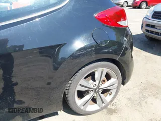 2016 Hyundai Veloster z VIN KMHTC6AD0GU249986, wystawiony jako IAAI lot #42361364 z przebiegiem 131 111 mil mil oraz . Historia ofert i sprzedaży dostępna na DreamBid. Obrazek 6.