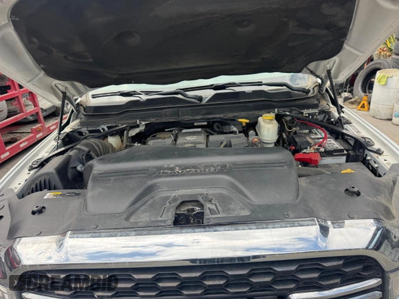 2022 Ram 5500 Tradesman z VIN 3C7WRNDL2NG103315, wystawiony jako Copart lot #59128405 z przebiegiem 125 574 mil mil oraz Czysty tytuł • Clean title. Historia ofert i sprzedaży dostępna na DreamBid. Obrazek 7.