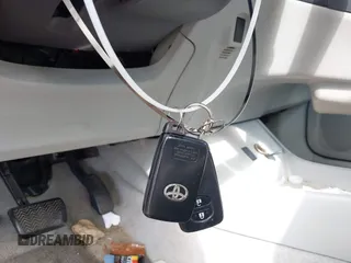 2011 Toyota Prius I z VIN JTDKN3DU5B1368583, wystawiony jako IAAI lot #42303542 z przebiegiem 220 931 mil mil oraz . Historia ofert i sprzedaży dostępna na DreamBid. Obrazek 11.