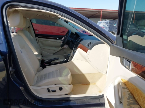 2013 Volkswagen Passat SEL Premium z VIN 1VWCN7A33DC125396, wystawiony jako IAAI lot #41862605 z przebiegiem 123 542 mil mil oraz . Historia ofert i sprzedaży dostępna na DreamBid. Obrazek 5.