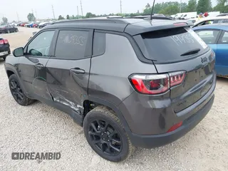 2022 Jeep Compass Latitude z VIN 3C4NJDBBXNT194359, wystawiony jako IAAI lot #42434355 z przebiegiem 45 090 mil mil oraz . Historia ofert i sprzedaży dostępna na DreamBid. Obrazek 3.