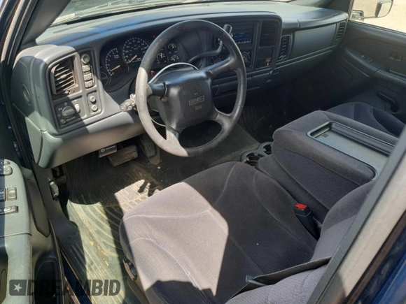 2002 GMC Sierra 1500 SLE z VIN 2GTEK19T721209455, wystawiony jako Copart lot #54008015 z przebiegiem 195 431 mil mil oraz Szkoda całkowita • Salvage title. Historia ofert i sprzedaży dostępna na DreamBid. Obrazek 8.