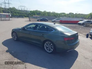 2022 Audi A5 Sportback Premium Plus z VIN WAUCBCF50NA032585, wystawiony jako IAAI lot #42234716 z przebiegiem 38 086 mil mil oraz . Historia ofert i sprzedaży dostępna na DreamBid. Obrazek 3.