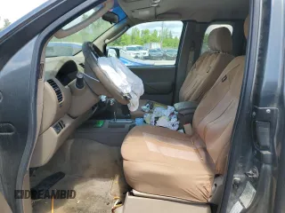 2005 Nissan Frontier LE z VIN 1N6AD06W45C406094, wystawiony jako Copart lot #54011914 z przebiegiem 165 293 mil mil oraz Szkoda całkowita • Salvage title. Historia ofert i sprzedaży dostępna na DreamBid. Obrazek 7.